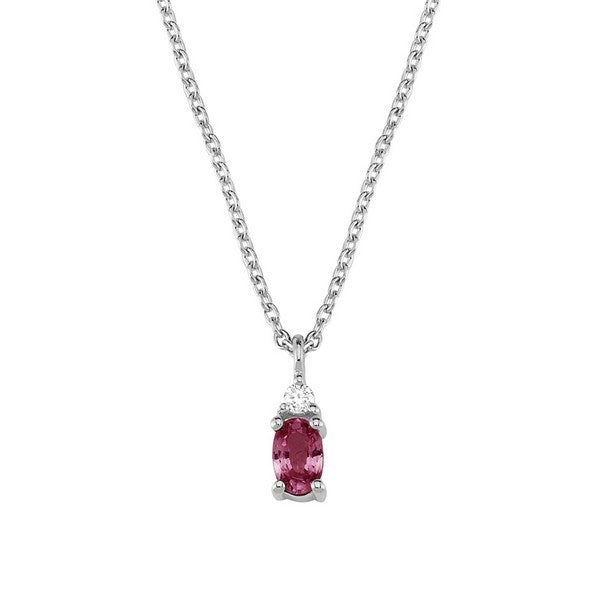 Petit vedhæng i 14 kt hvidguld med oval rubin og diamant 0,025 ct fra Nuran med kæde